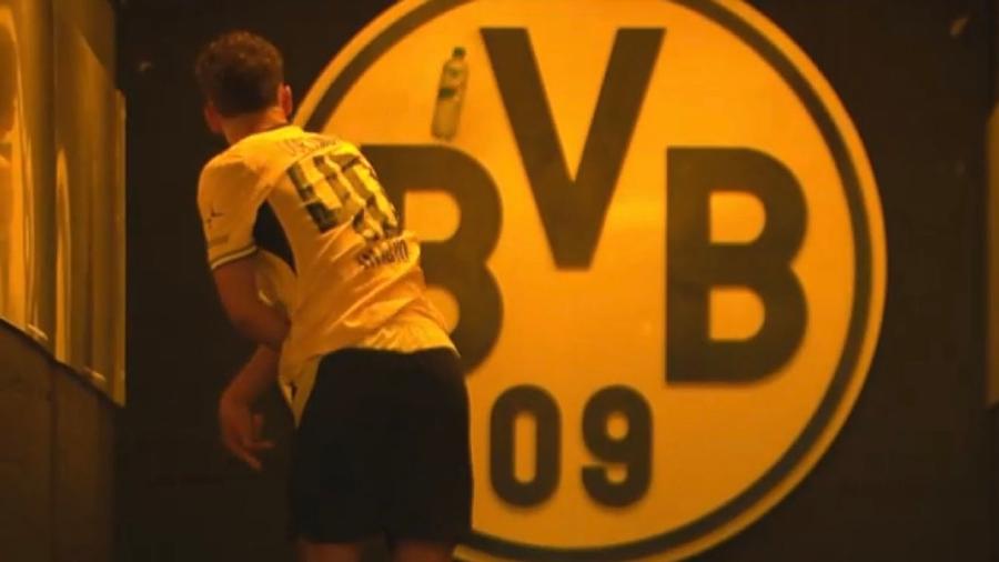 Samuele Inacio aruncă o sticlă cu apă în sigla Borussiei Dortmund / Foto: Bild Temperament italian! Eliminat după 3 minute, s-a răzbunat pe emblema Borussiei