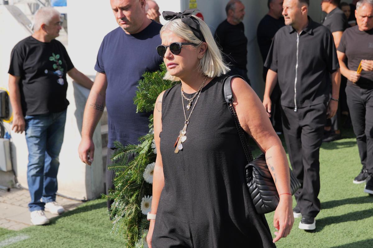 Nae Ungureanu, înmormântat azi lângă Ilie Balaci » Sicriul a fost adus la groapa din cimitirul Sineasca