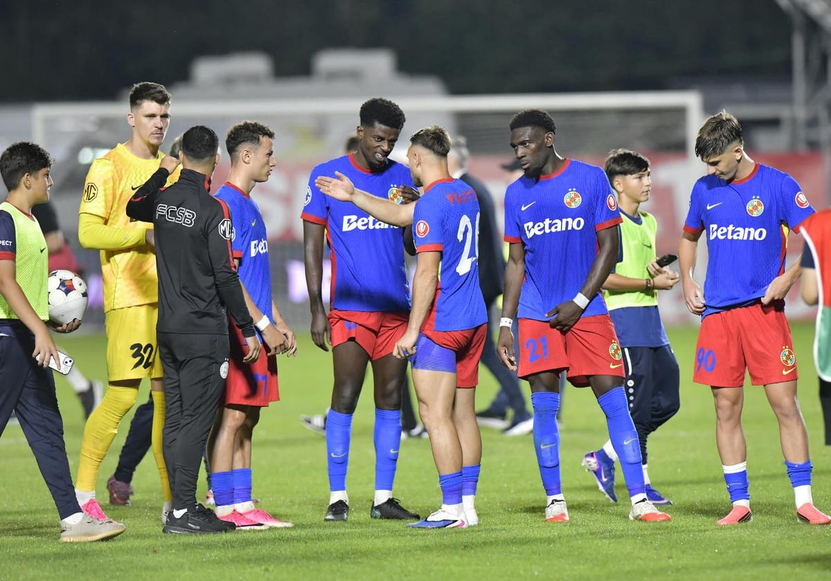 Imagini de la finalul meciului FCSB - UTA
