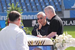 Nae Ungureanu va fi înmormântat azi lângă Ilie Balaci » Sicriul a fost depus pe gazonul stadionului, jucătorii lui Coelho au venit să-și ia adio