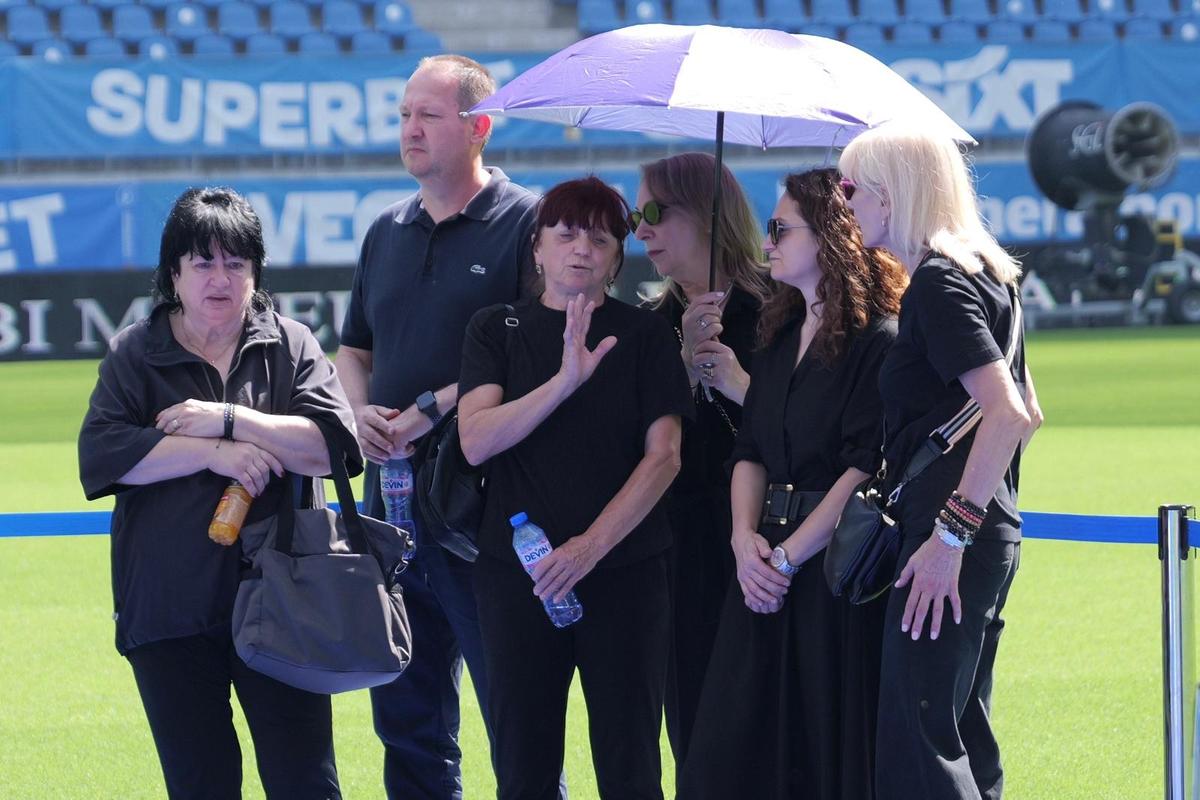 Sicriul lui Nae Ungureanu, pe gazonul stadionului din Craiova