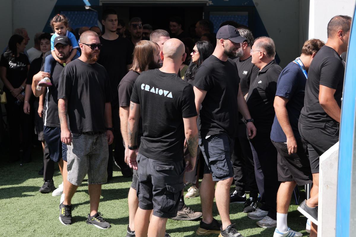 Sicriul lui Nae Ungureanu, pe gazonul stadionului din Craiova