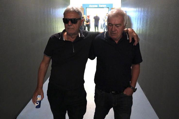 Sorin Cârțu, copleșit de durere după moartea lui Nae Ungureanu, alături de Nicolae Negrilă/ foto: Andrei Furnigă (GSP)