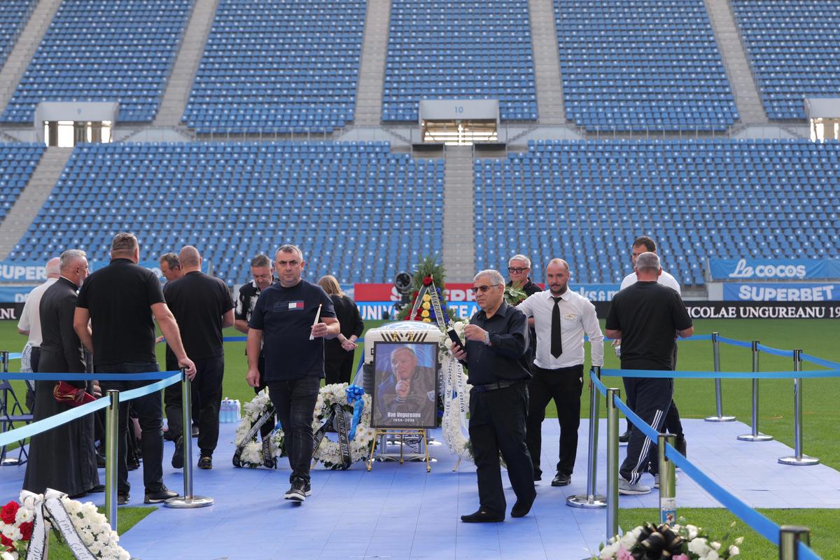 Nae Ungureanu va fi înmormântat azi lângă Ilie Balaci »  Cortegiul funerar a ajuns la Biserica „Sfânta Treime”