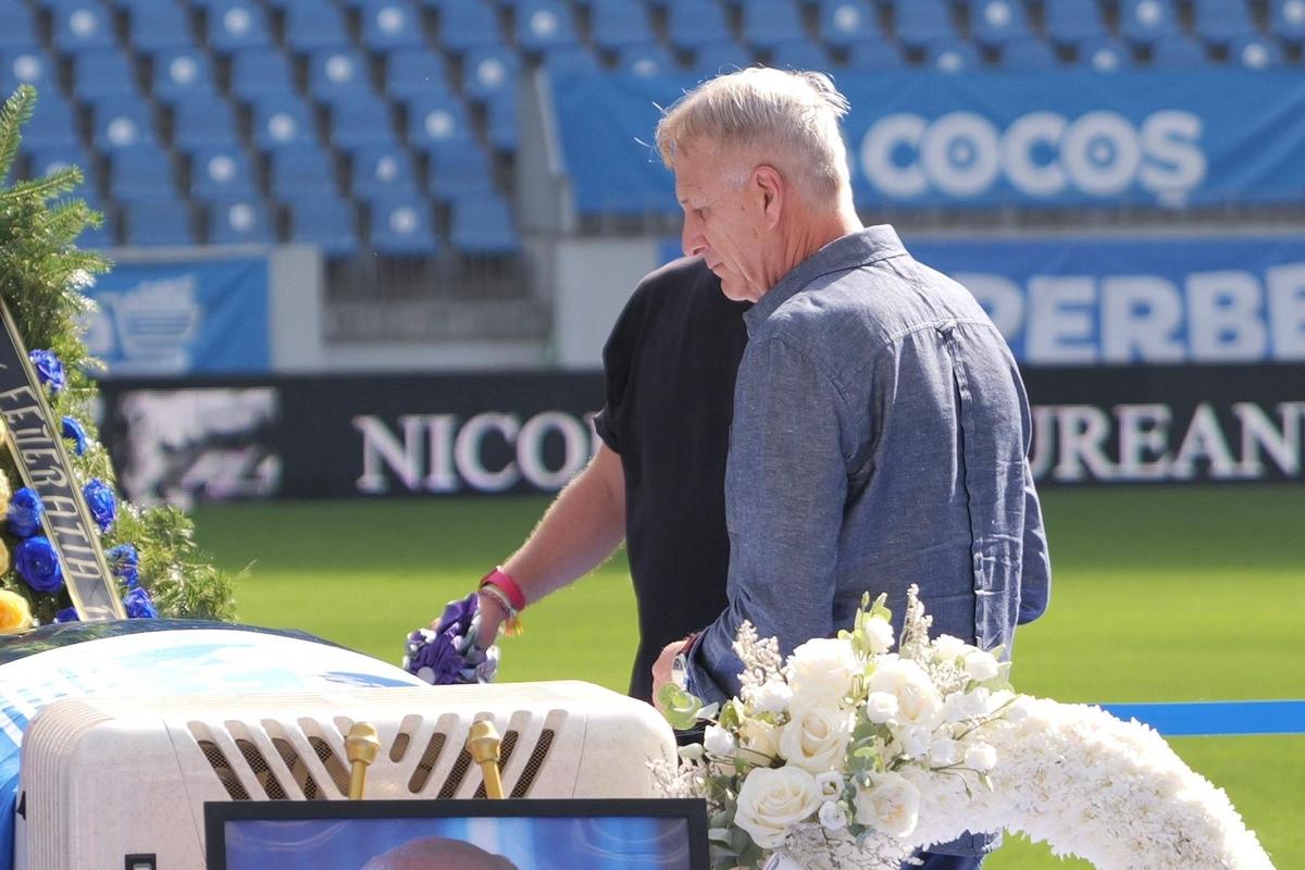 Sicriul lui Nae Ungureanu, pe gazonul stadionului din Craiova