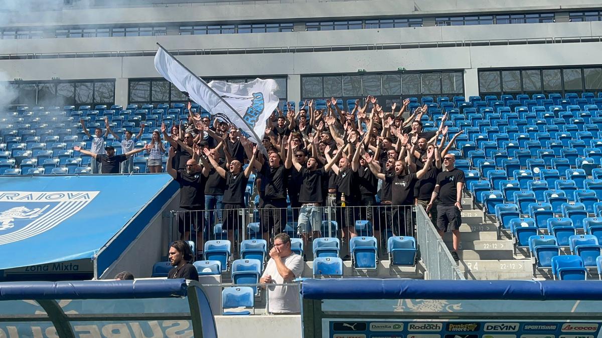 Sicriul lui Nae Ungureanu, pe gazonul stadionului din Craiova