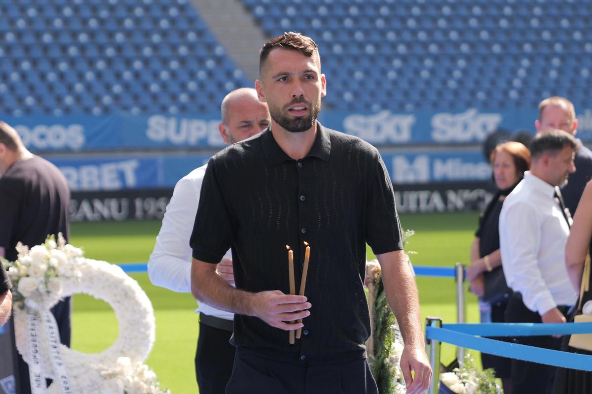 Sicriul lui Nae Ungureanu, pe gazonul stadionului din Craiova