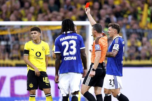 Samuele Inacio (nr. 40) este sancționat cu „roșu” de arbitrul Felix Zwayer / Foto: Imago