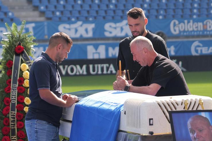 Sicriul lui Nae Ungureanu, pe gazonul stadionului din Craiova// foto Andrei Furnigă (GSP)