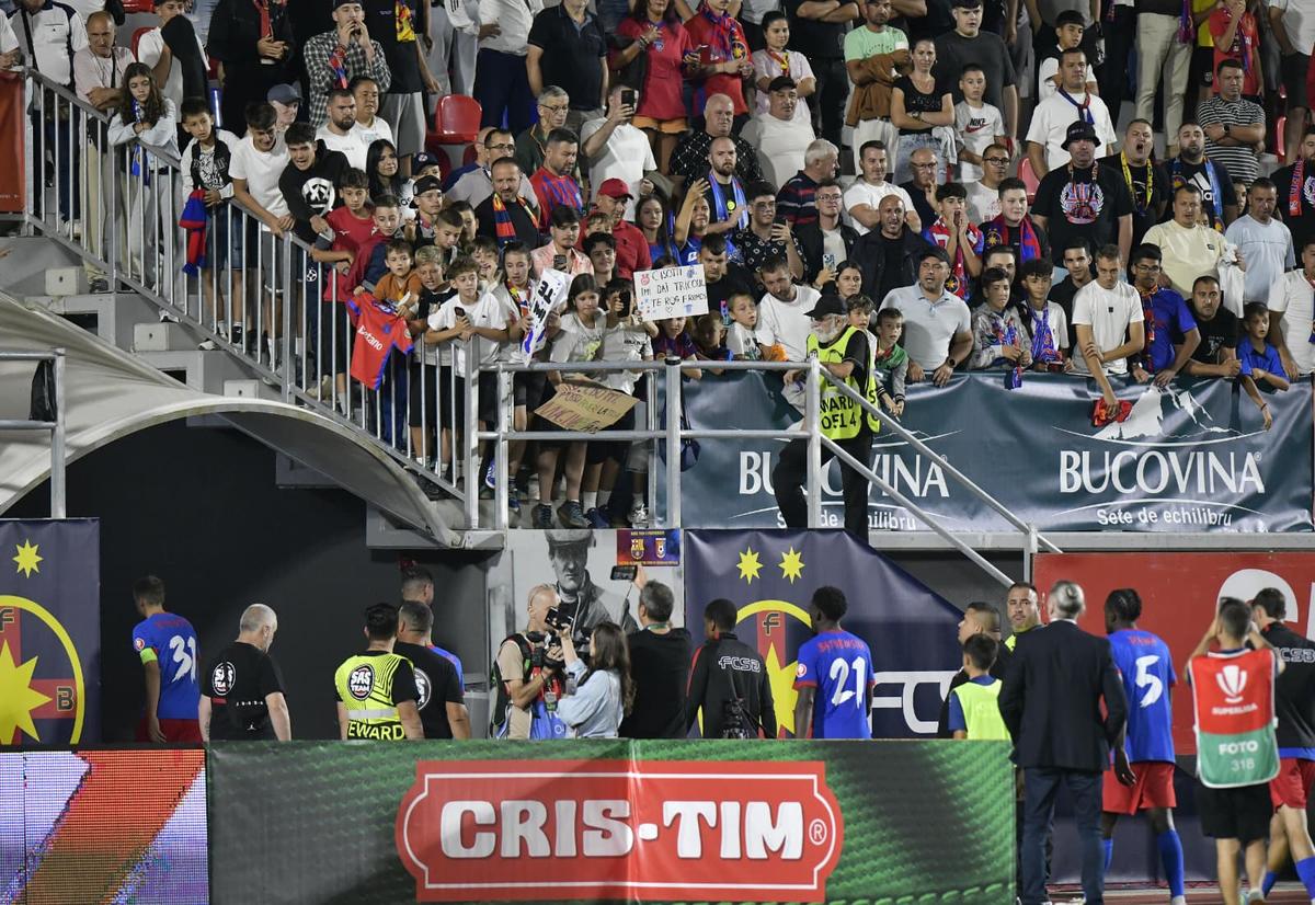 Imagini de la finalul meciului FCSB - UTA
