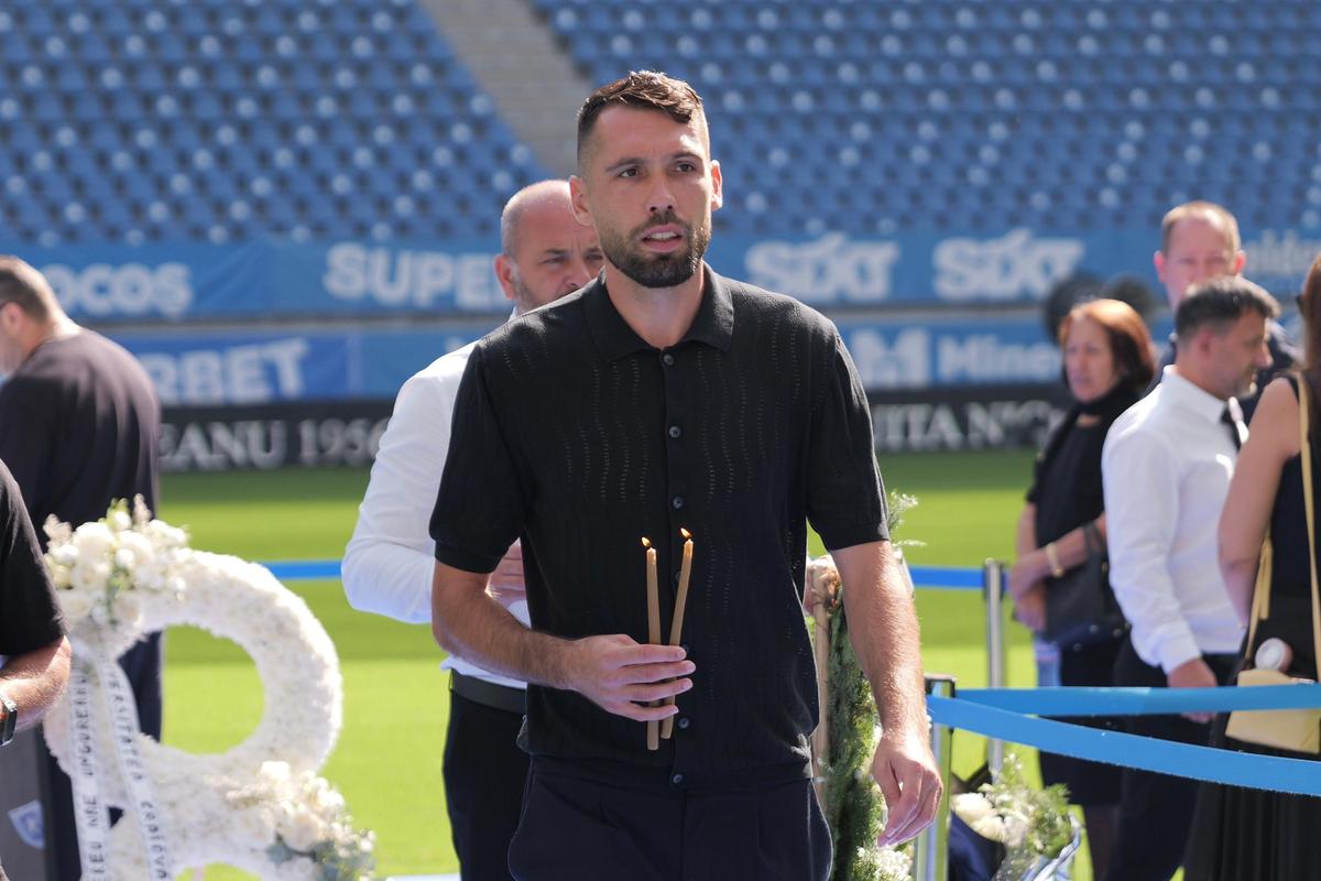 Sicriul lui Nae Ungureanu, pe gazonul stadionului din Craiova