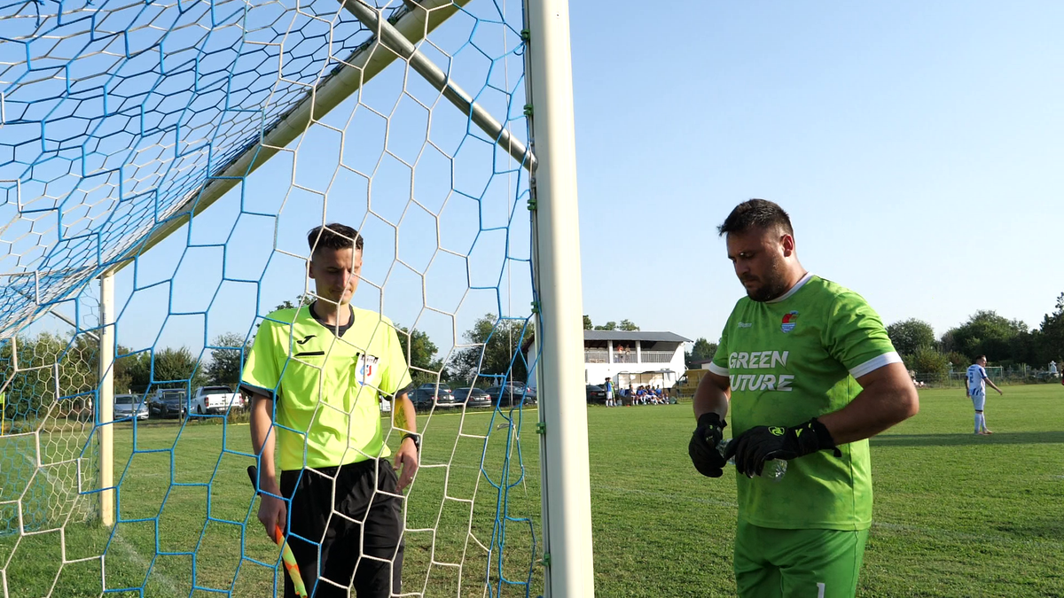 Fără VAR, dar cu mici, bere și scandal » A început fotbalul în Ialomița! Reguli noi și strategii care sigur n-ar funcționa în Superliga: „Nu filmați aici! E bucătărie internă”