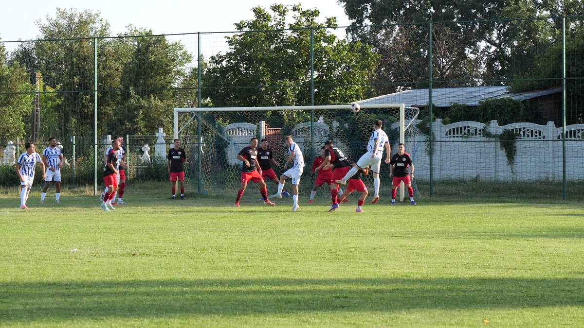 Fără VAR, dar cu mici, bere și scandal » A început fotbalul în Ialomița! Reguli noi și strategii care sigur n-ar funcționa în Superliga: „Nu filmați aici! E bucătărie internă”