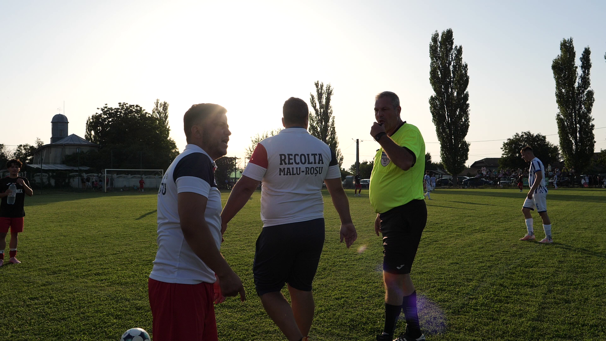 Fără VAR, dar cu mici, bere și scandal » A început fotbalul în Ialomița! Reguli noi și strategii care sigur n-ar funcționa în Superliga: „Nu filmați aici! E bucătărie internă”
