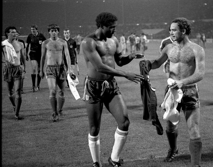 Nae Ungureanu face schimb de tricouri pe Wembley, după Anglia - România 1-1, în 1985