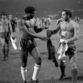 Nae Ungureanu face schimb de tricouri pe Wembley, după Anglia - România 1-1, în 1985