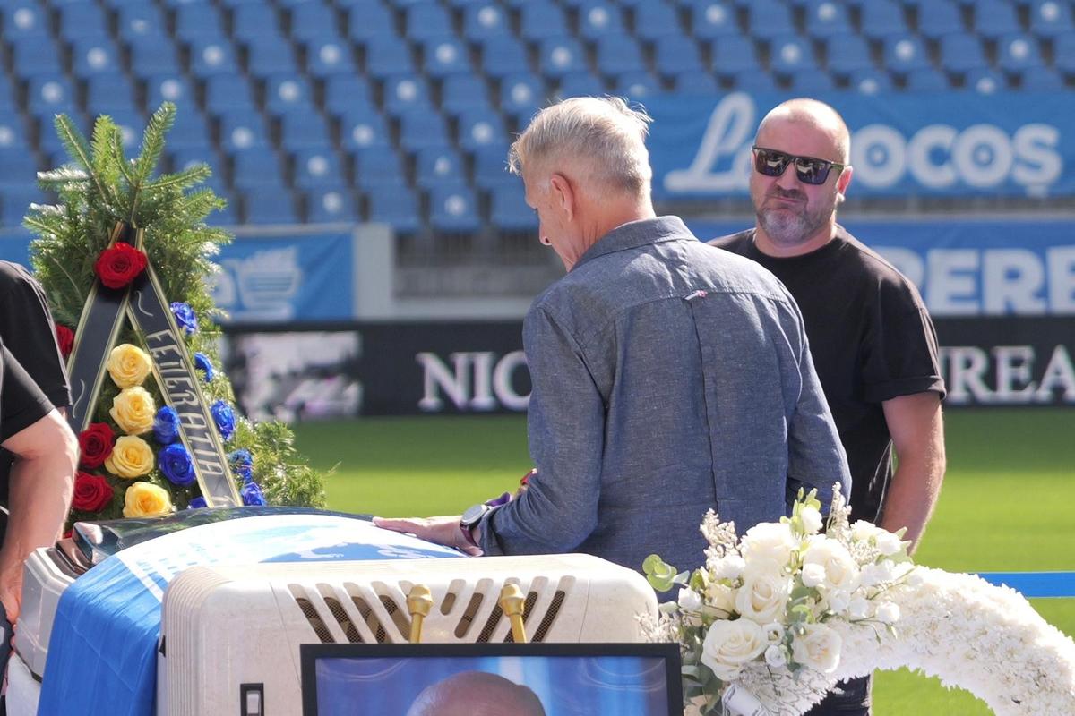 Sicriul lui Nae Ungureanu, pe gazonul stadionului din Craiova