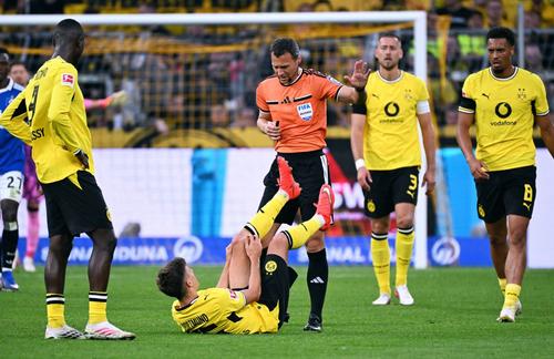Giannis Konstantelias, la pământ, acuză accidentarea la genunchi / Foto: Imago