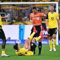 Giannis Konstantelias, la pământ, acuză accidentarea la genunchi / Foto: Imago