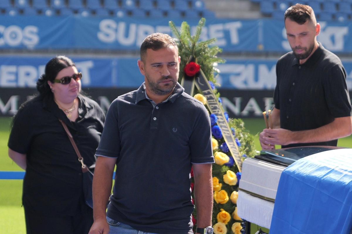 Sicriul lui Nae Ungureanu, pe gazonul stadionului din Craiova