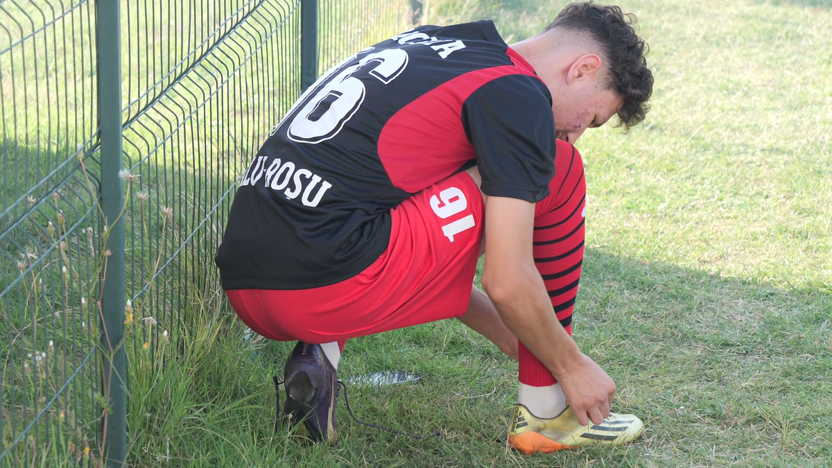 Fără VAR, dar cu mici, bere și scandal » A început fotbalul în Ialomița! Reguli noi și strategii care sigur n-ar funcționa în Superliga: „Nu filmați aici! E bucătărie internă”
