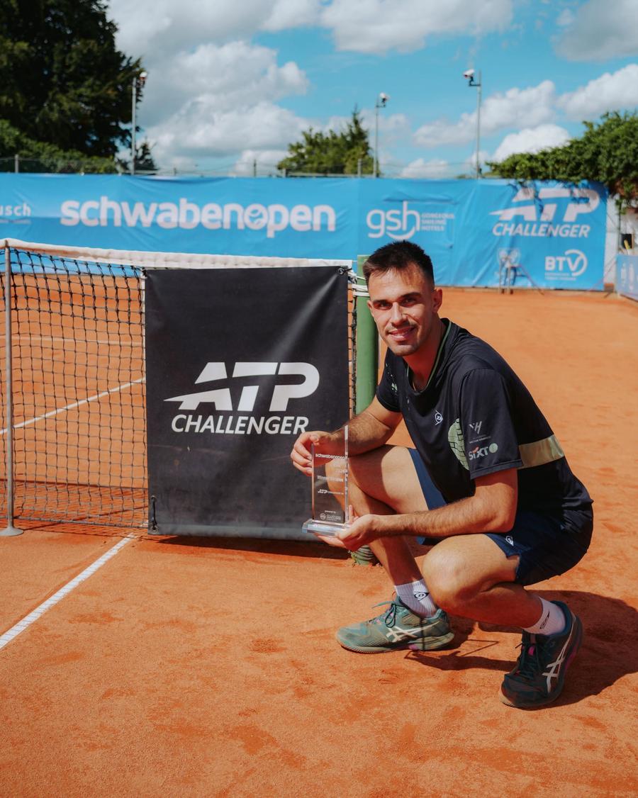 Cezar Crețu cu trofeul cucerit Cezar Crețu, antrenat de Victor Hănescu, a câștigat primul titlu challenger: „Sunt în cel mai bun moment al carierei”