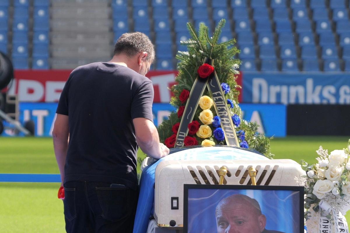 Sicriul lui Nae Ungureanu, pe gazonul stadionului din Craiova