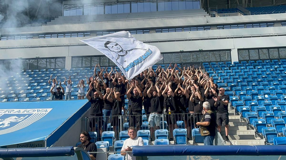 Sicriul lui Nae Ungureanu, pe gazonul stadionului din Craiova