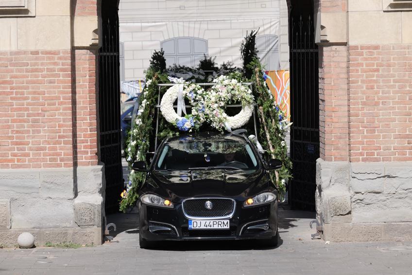Cortegiul funerar a ajuns la Biserica „Sfânta Treime”