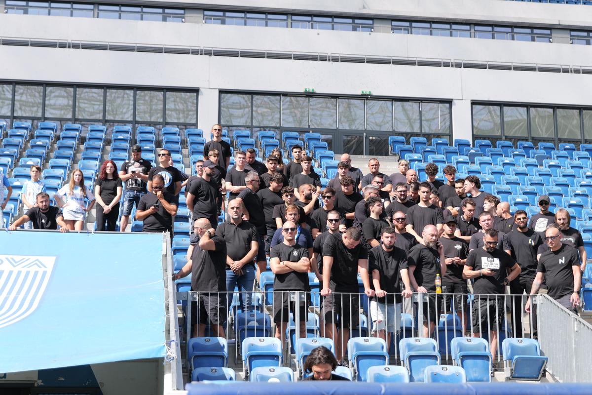 Sicriul lui Nae Ungureanu, pe gazonul stadionului din Craiova