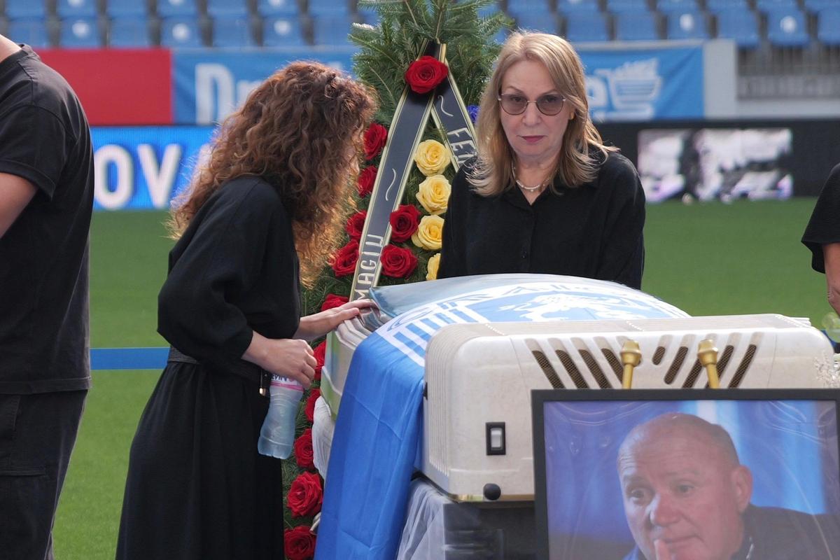 Nae Ungureanu, înmormântat azi lângă Ilie Balaci » Sicriul a fost adus la groapa din cimitirul Sineasca