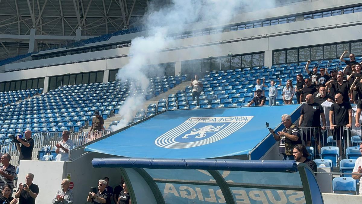 Sicriul lui Nae Ungureanu, pe gazonul stadionului din Craiova