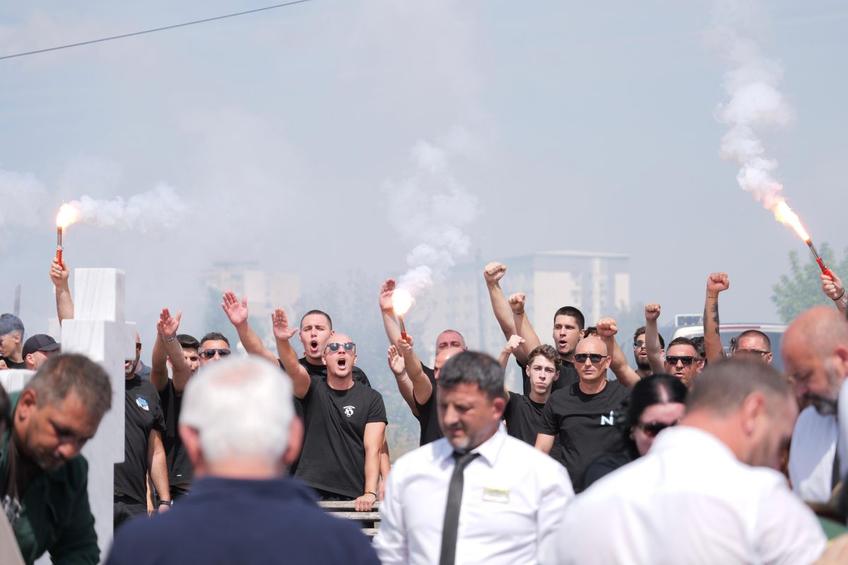 Suporterii olteni au aprins fumigene în timp ce sicriul idolului lor era coborât în groapă. Foto: Andrei Furnigă (GSP)