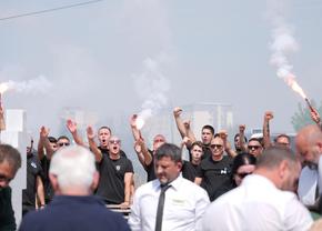 Lacrimi și torțe: Nae Ungureanu, înmormântat lângă Ilie Balaci, în cimitirul Sineasca » Imagini emoționante: fanii și-au condus legenda din Craiova Maxima pe ultimul drum