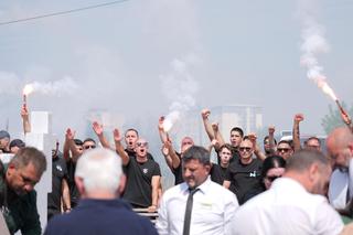 Lacrimi și torțe: Nae Ungureanu, înmormântat lângă Ilie Balaci, în cimitirul Sineasca » Imagini emoționante: fanii și-au condus legenda din Craiova Maxima pe ultimul drum