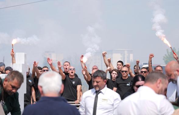 Lacrimi și torțe: Nae Ungureanu, înmormântat lângă Ilie Balaci, în cimitirul Sineasca » Imagini emoționante: fanii și-au condus legenda din Craiova Maxima pe ultimul drum