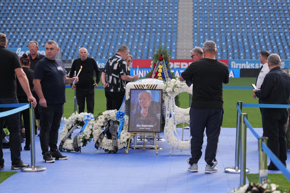 Nae Ungureanu va fi înmormântat azi lângă Ilie Balaci »  Cortegiul funerar a ajuns la Biserica „Sfânta Treime”