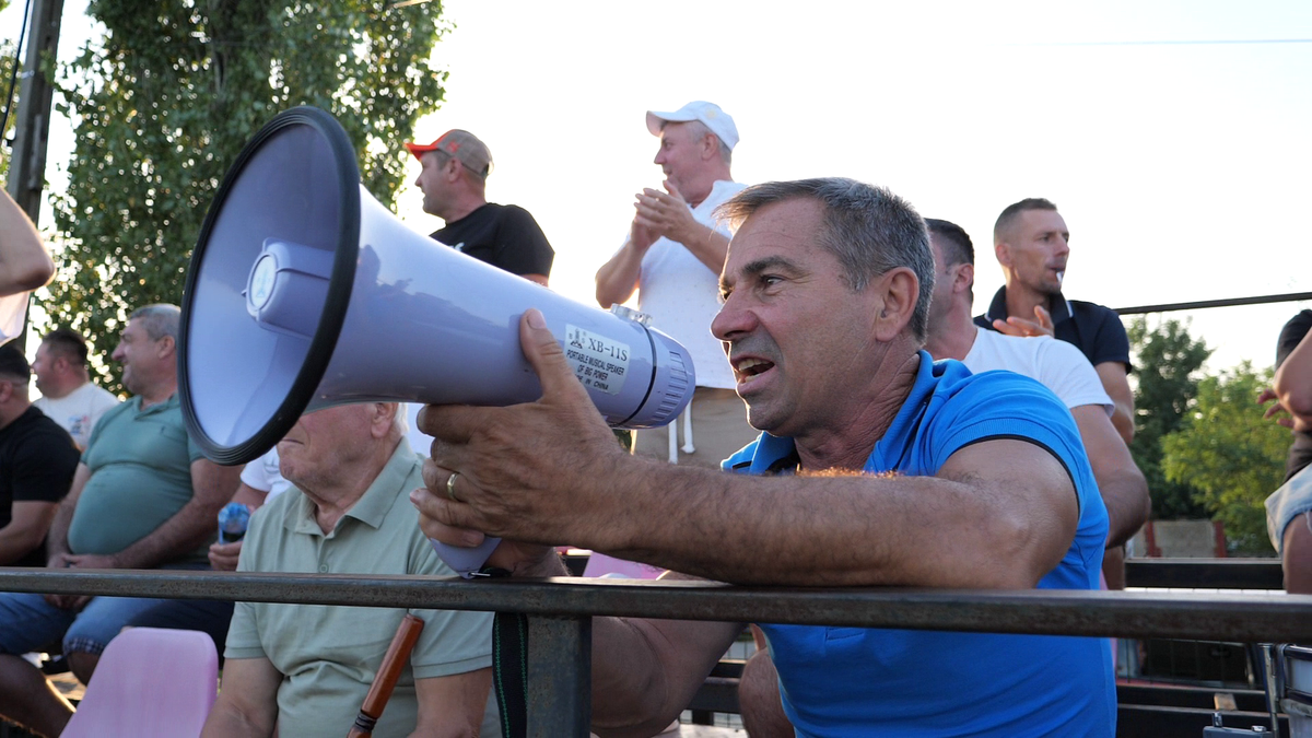 Fără VAR, dar cu mici, bere și scandal » A început fotbalul în Ialomița! Reguli noi și strategii care sigur n-ar funcționa în Superliga: „Nu filmați aici! E bucătărie internă”