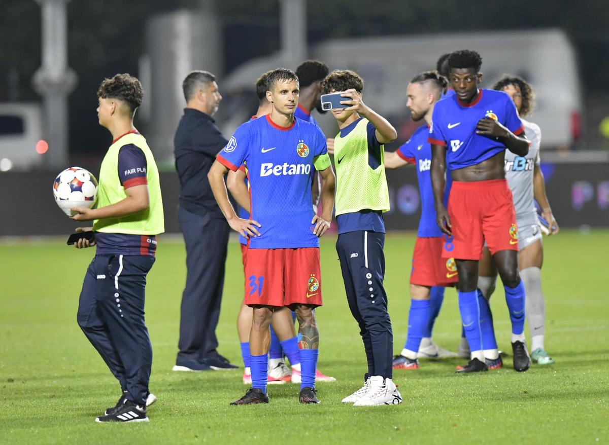 Imagini de la finalul meciului FCSB - UTA