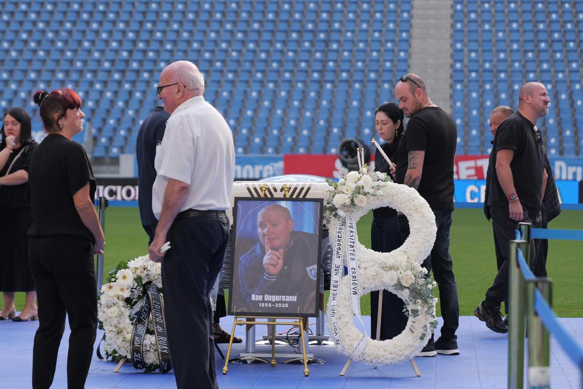 Nae Ungureanu, înmormântat azi lângă Ilie Balaci » Sicriul a fost adus la groapa din cimitirul Sineasca