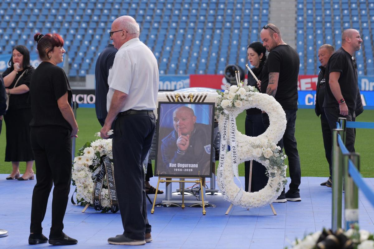 Nae Ungureanu, înmormântat azi lângă Ilie Balaci » Sicriul a fost adus la groapa din cimitirul Sineasca