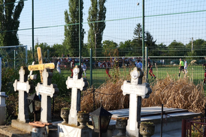Fără VAR, dar cu mici, bere și scandal » A început fotbalul în Ialomița! Reguli noi și strategii care sigur n-ar funcționa în Superliga: „Nu filmați aici! E bucătărie internă”
