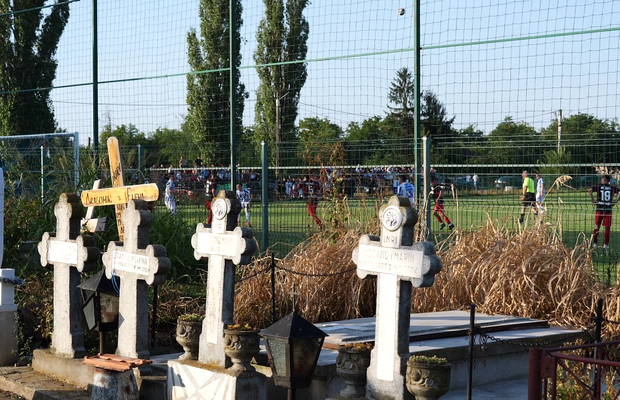 Fără VAR, dar cu mici, bere și scandal » A început fotbalul în Ialomița! Reguli noi și strategii care sigur n-ar funcționa în Superliga: „Nu filmați aici! E bucătărie internă”