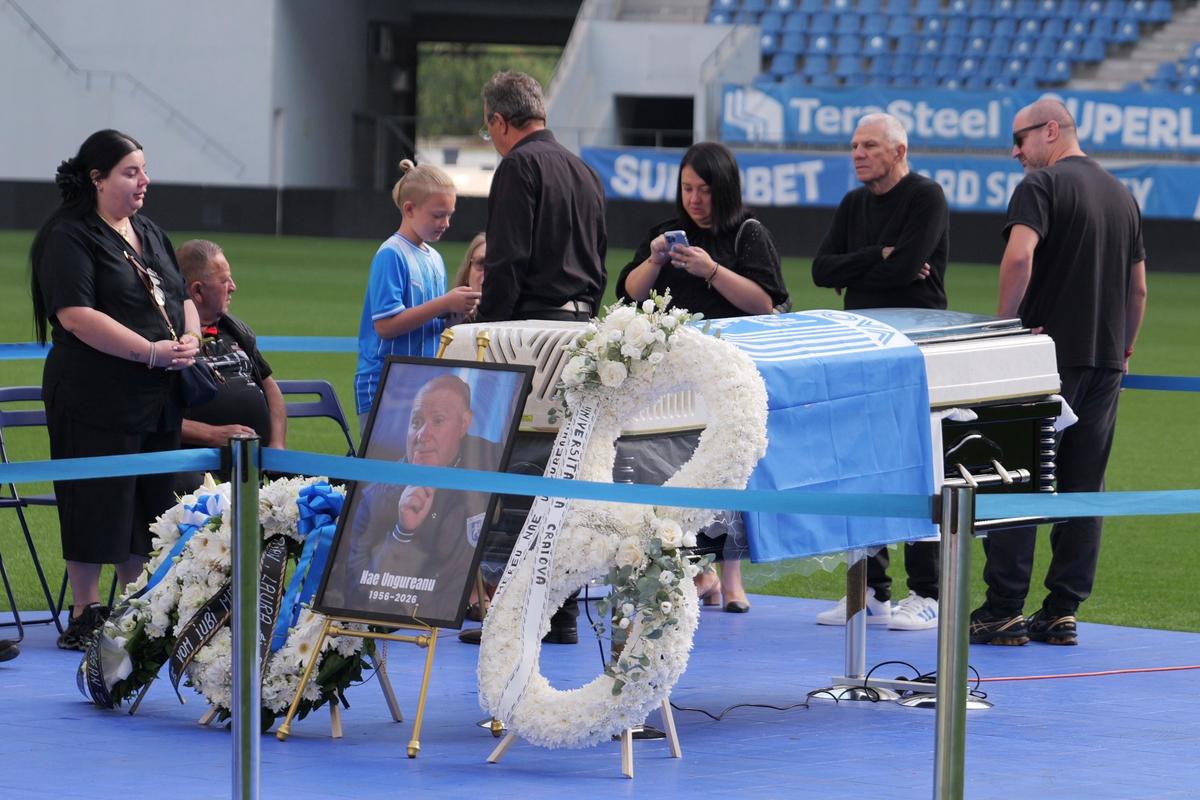Nae Ungureanu va fi înmormântat azi lângă Ilie Balaci »  Cortegiul funerar a ajuns la Biserica „Sfânta Treime”