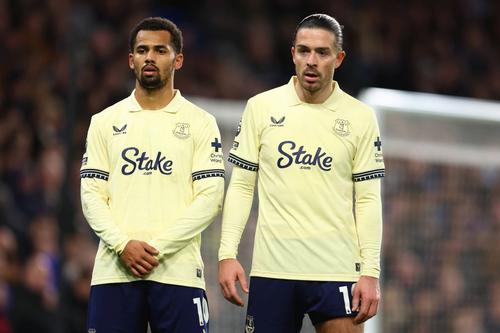 Iliman Ndiaye (stânga) și Jack Grealish (dreapta), în stagiunea precedentă, la Everton / Foto: Imago Images