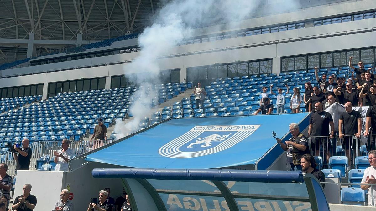 Sicriul lui Nae Ungureanu, pe gazonul stadionului din Craiova