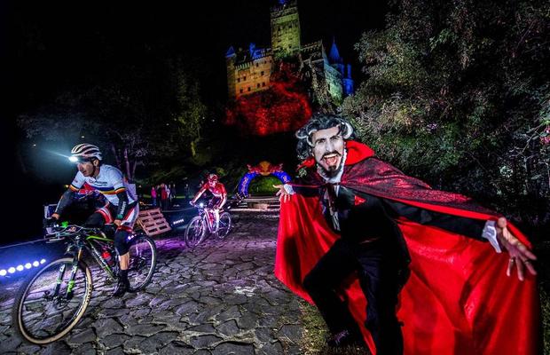 FOTO & VIDEO // A fost nebunie la Castelul Bran! 10 ore de competiție nocturnă într-un show colosal