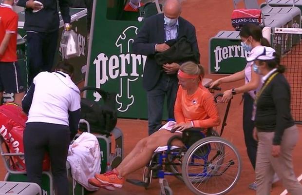 Scene tensionate la Roland Garros! Kiki Bertens, scoasă de pe teren într-un scaun cu rotile, dar adversara a izbucnit la final: „Du-te dracului!”