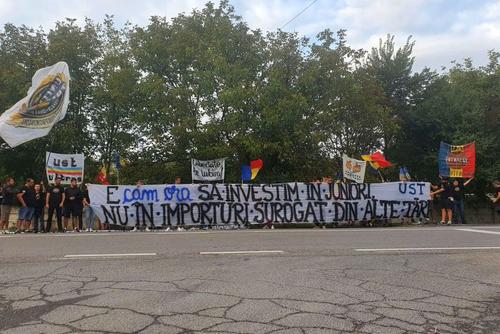 Reprezentații grupului „Honor et Patria” condamnă convocarea lui Mario Camora și îl critică în termeni duri pe selecționerul Mirel Rădoi