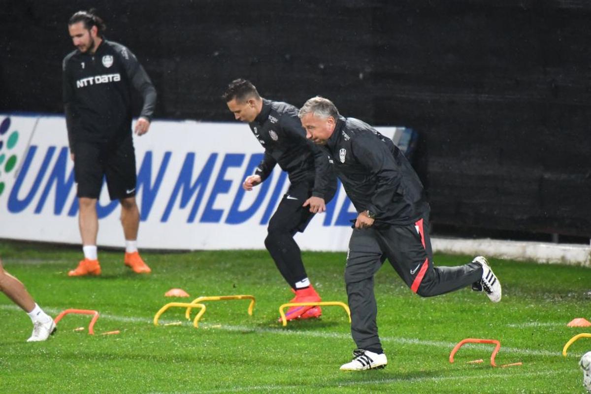 CFR CLUJ - KUPS KUOPIO. Superstiția lui Dan Petrescu la antrenament + declarații înainte de duelul din Europa League: „Trebuie să fim perfecți, mi-e teamă de ei. Cine știe cine este echipa asta?!”